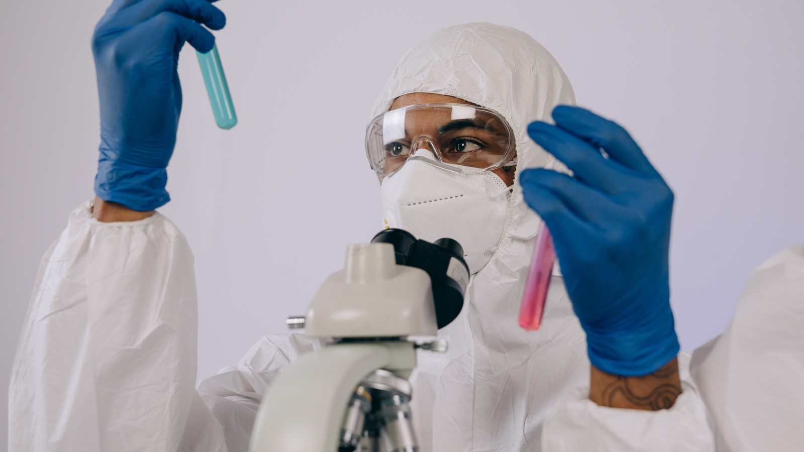 Substancias extraíbles y lixiviables en farmacia: navegando regulaciones en evolución y desafíos toxicológicos